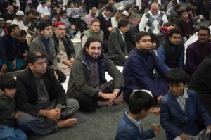 حفاظت از مسلمانان نمازگزار توسط نیوزلندی‌های غیرمسلمان